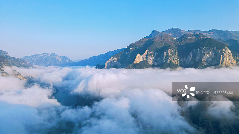 长江三峡重庆巫山神女峰白云缭绕图片素材