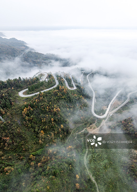 龙船调的故乡湖北利川佛宝山旅游公路云遮雾罩宛若仙境图片素材