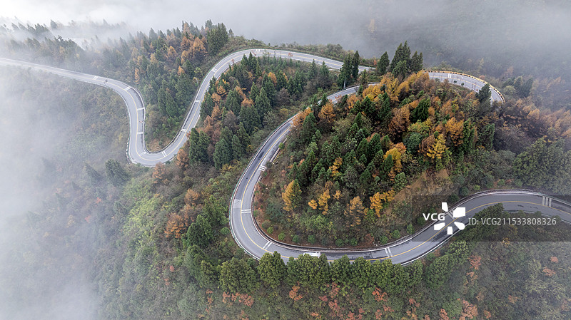 龙船调的故乡湖北利川佛宝山旅游公路云遮雾罩宛若仙境图片素材