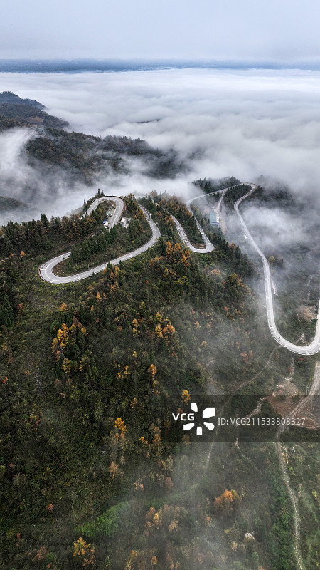 龙船调的故乡湖北利川佛宝山旅游公路云遮雾罩宛若仙境图片素材