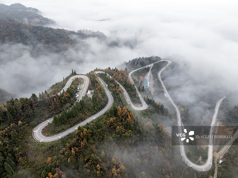 龙船调的故乡湖北利川佛宝山旅游公路云遮雾罩宛若仙境图片素材