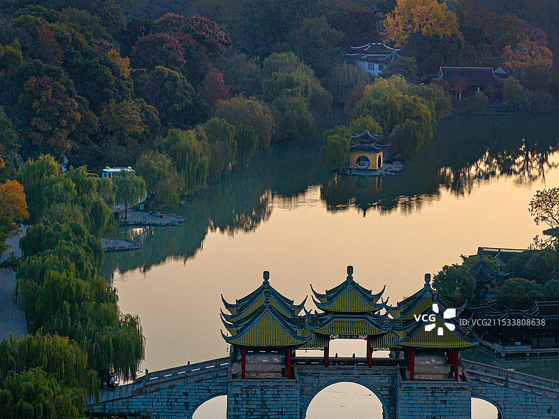 航拍金秋油画般、色彩斑斓树木及扬州瘦西湖五亭桥及钓鱼台、凫庄图片素材