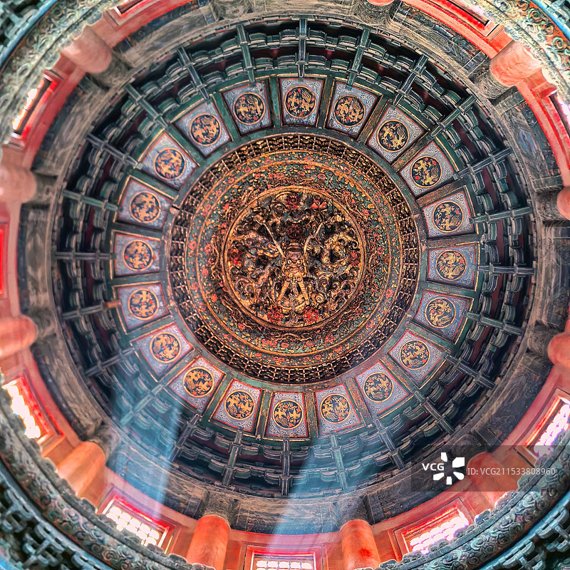 故宫御花园万春亭藻井故宫御花园东西两侧有两个亭子，西侧是千秋亭，东侧是万春亭图片素材