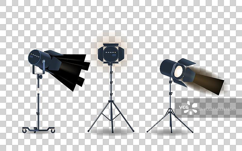 三脚架上的聚光灯照亮并突出显示图片素材