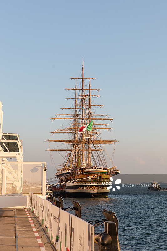 停靠在新加坡滨海南码头的亚美利哥韦斯普奇号帆船图片素材