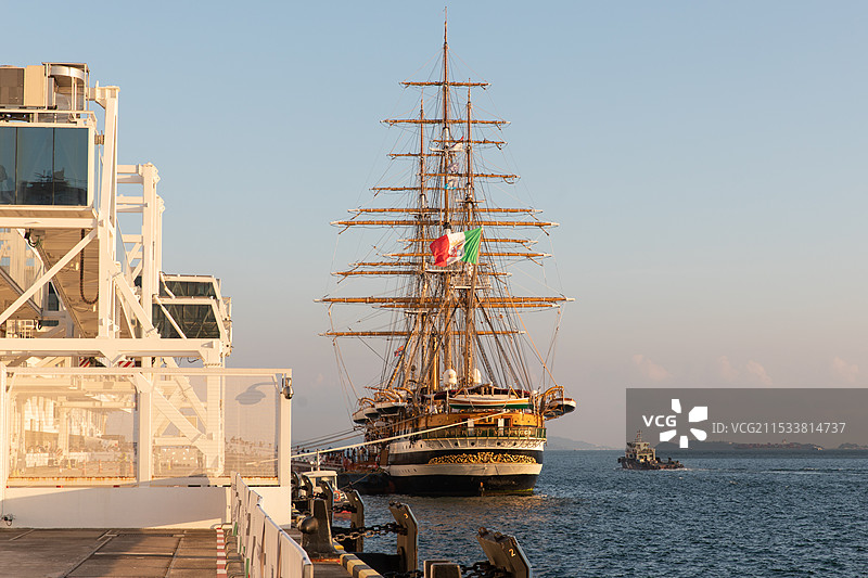 停靠在新加坡滨海南码头的亚美利哥韦斯普奇号帆船图片素材