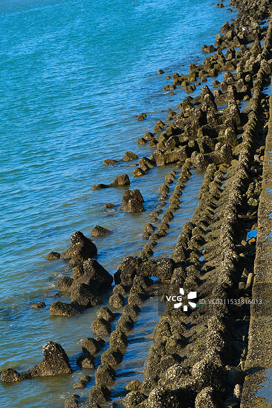 蓝色大海和礁石图片素材