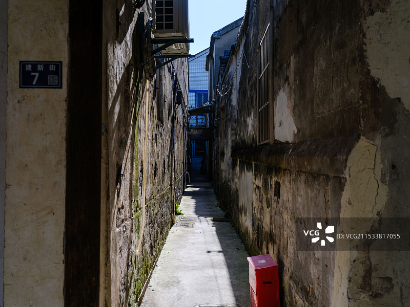 苏州古镇小巷和弄堂的光影图片素材