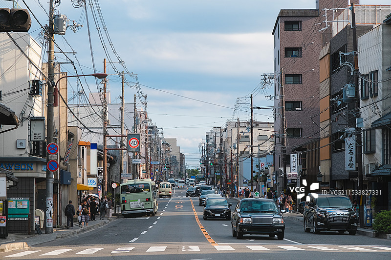 日本京都清水五条繁忙街道上的车辆与行人图片素材