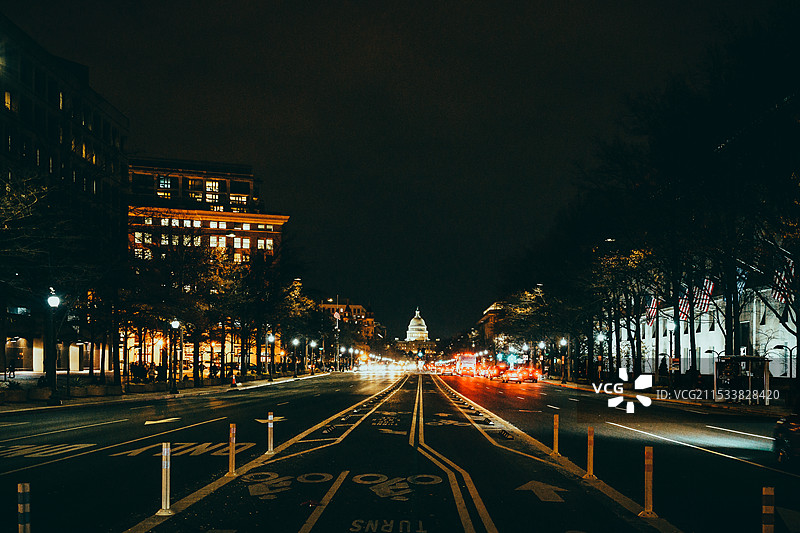 美国华盛顿夜景，远处是国会大厦图片素材
