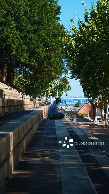 席地而读图片素材