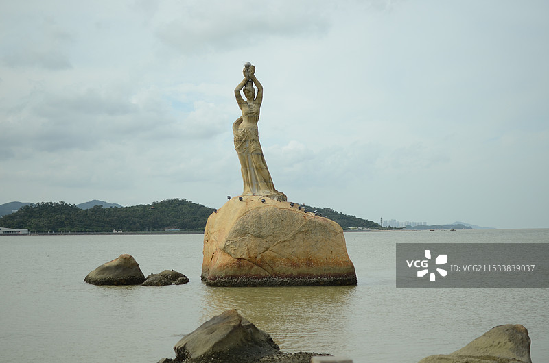 海滩上的岩石对天空的风景 珠海渔女图片素材