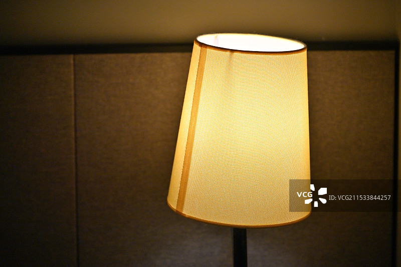 家用照明灯靠墙特写图片素材