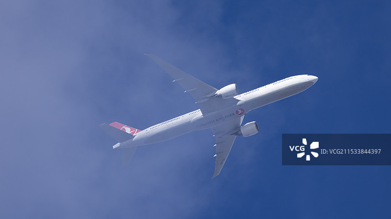 穿越云层的客机图片素材