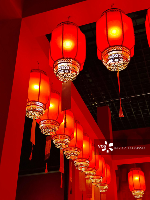 中国新年春节红灯笼竖构图仰拍素材图片素材