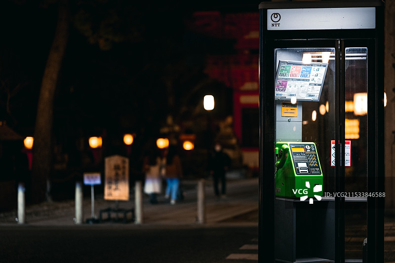 夜晚的电话亭图片素材