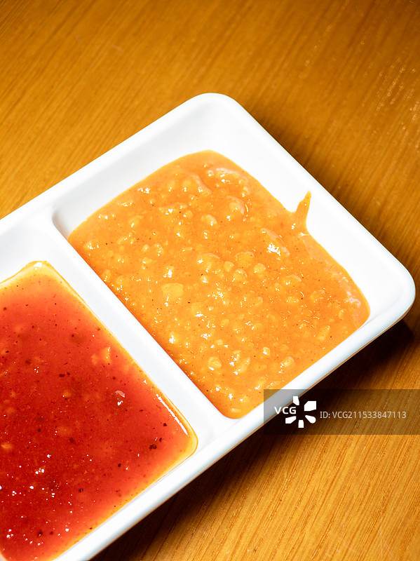 餐盘里的韩式料理蘸酱特写图片素材