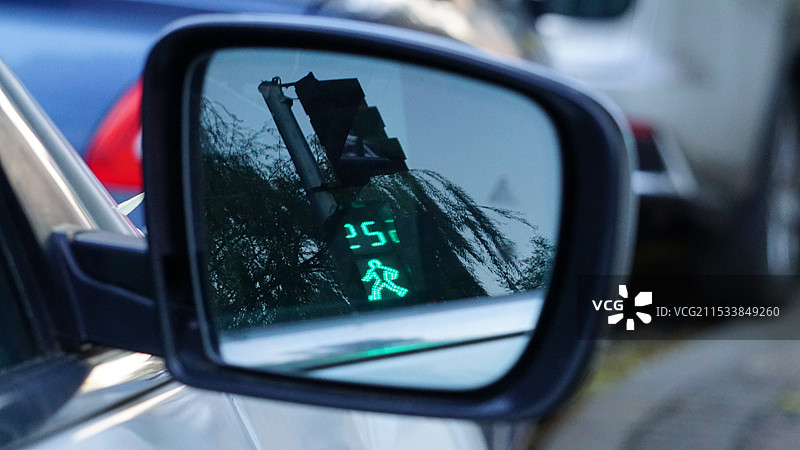 汽车后视镜中的人行红绿灯倒计时图片素材
