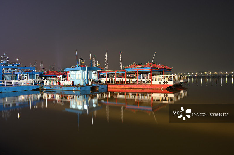 夜晚码头的船图片素材