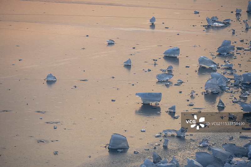 冬季颐和园昆明湖冰场与碎冰图片素材