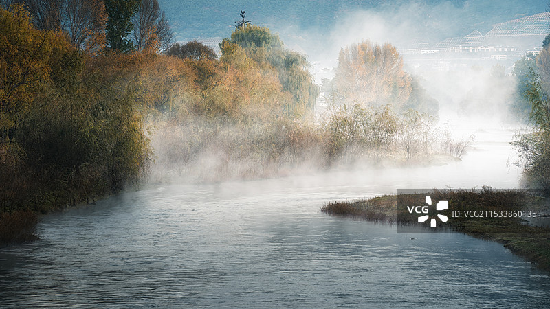 云南大理沙溪古镇河流晨雾图片素材