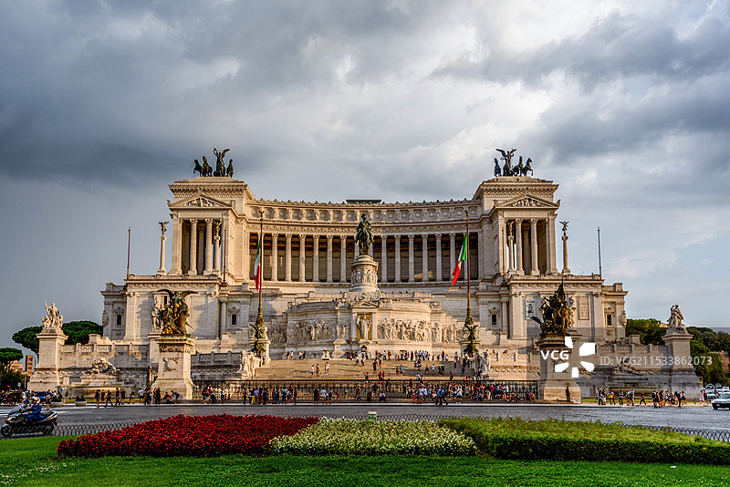 庄严宏伟的维克多·埃曼纽尔二世纪念堂伫立在意大利罗马威尼斯广场图片素材
