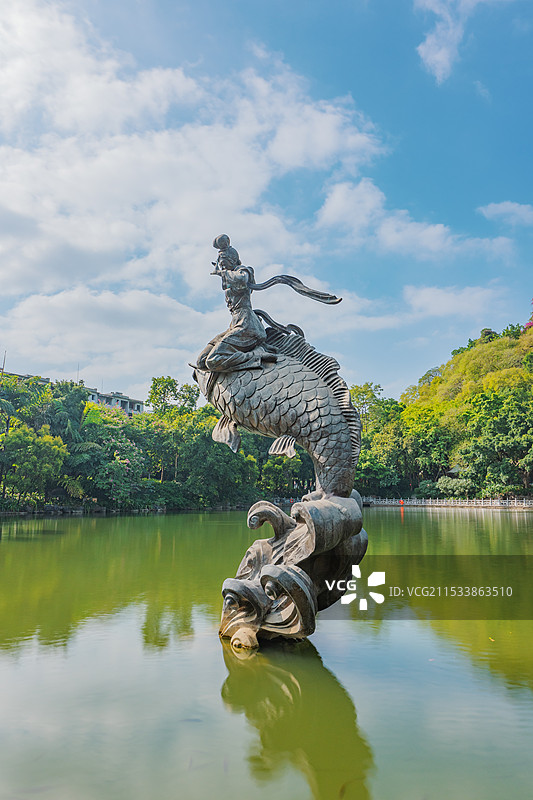 柳州鱼峰公园小龙潭刘三姐骑鱼升天雕塑图片素材