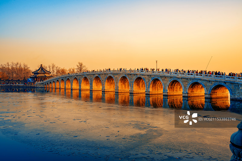 颐和园十七孔桥神奇的金光穿洞奇观图片素材
