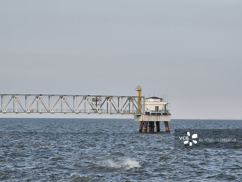 晴空下的海上大桥图片素材