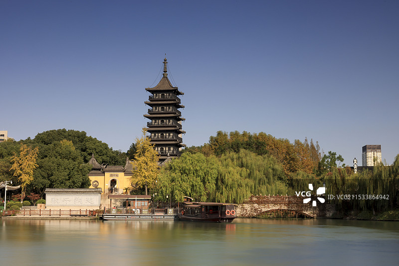 深秋的壕股塔图片素材