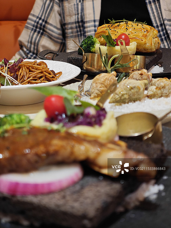 美食：牛排与心形蛋糕图片素材