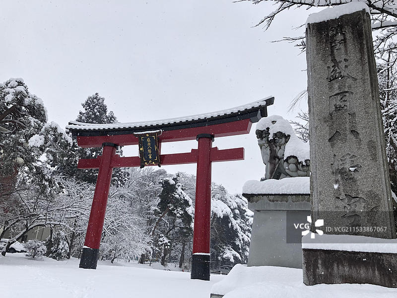日本岩手县盛冈市盛冈八幡宫冬季雪景图片素材