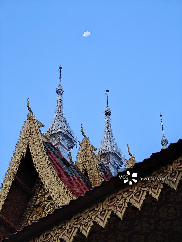 西双版纳傣族自治州傣族村落，一寺庙屋顶，当时上午9点多，抬头一看，还有月亮，于是拍了此照片。图片素材