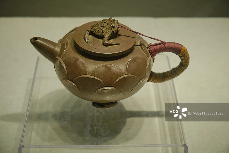 咸阳市博物馆文物：清紫砂莲花蛤蟆壶图片素材