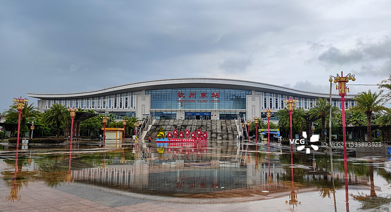 高铁站钦州东站丨积水镜像倒影图片素材