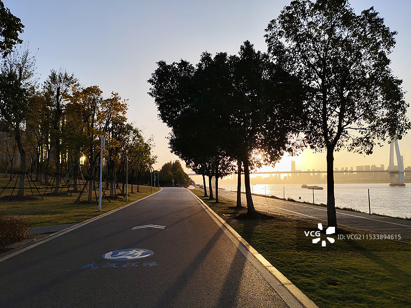 武汉青山江滩公园 日落夕阳 长江边 无人的 林荫路图片素材