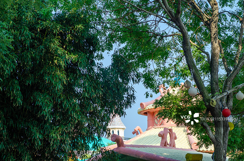 树木中的童话小屋图片素材