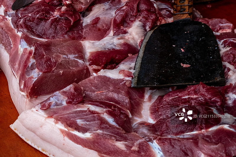 四川省绵阳市北川县农户现场宰杀的猪肉图片素材