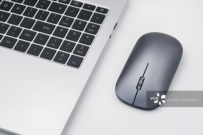笔记本电脑和鼠标的特写，商务风，做ppt背景图片图片素材