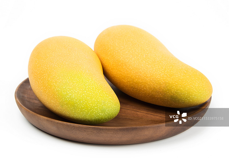 新鲜的金煌芒果孤立在白色背景上图片素材