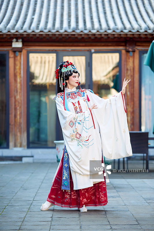 身穿国潮戏曲服饰进行表演的中国美女图片素材