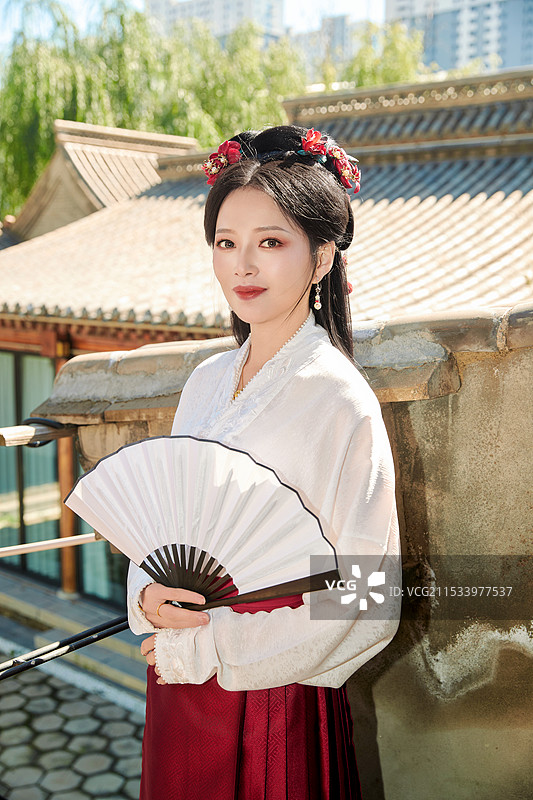 穿着中国汉族服饰马面裙的东方女性图片素材
