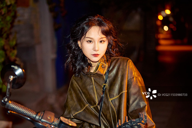 夜色下骑复古摩托车的亚洲美女图片素材