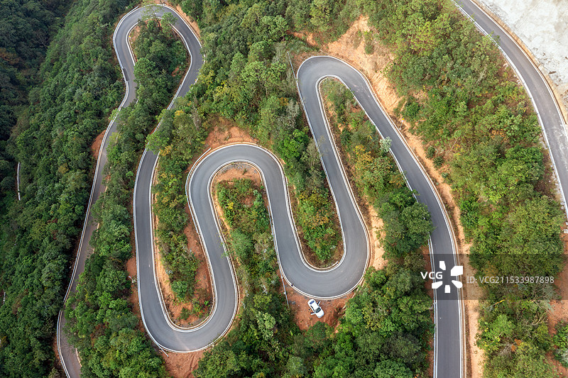 云南玉溪红塔区哨上村公路，哨上村彝语：云端上的村子图片素材