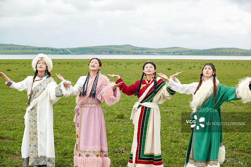 穿藏族服饰在草原拍照游玩的姑娘们图片素材
