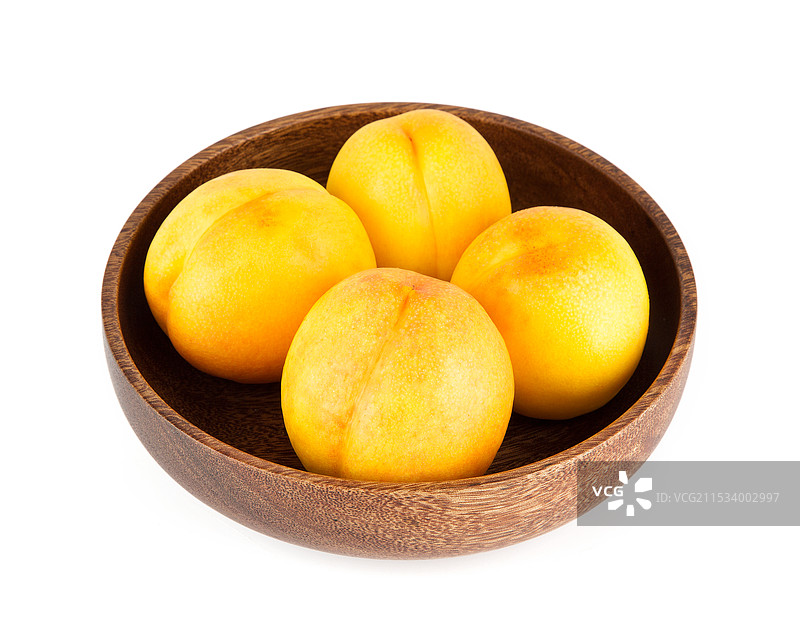 新鲜的黄桃孤立在白色背景上图片素材