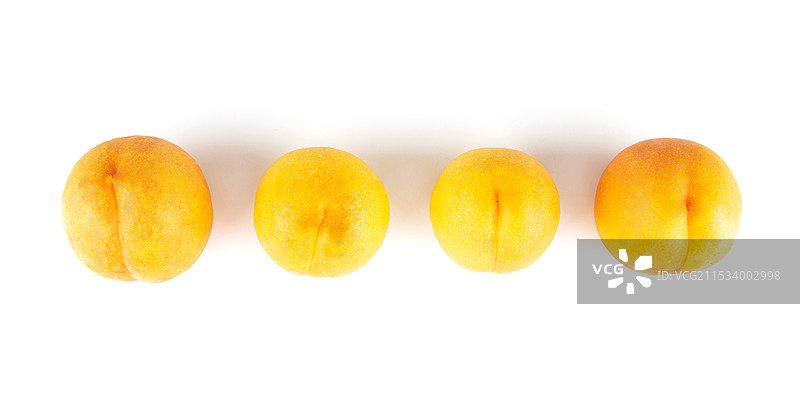 新鲜的黄桃孤立在白色背景上图片素材