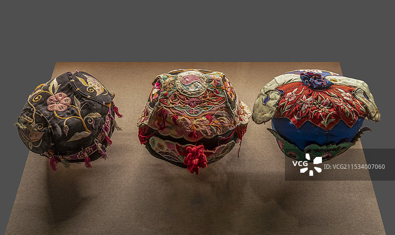 湖北省宜昌市宜昌博物馆“风情三峡”展：儿童棉帽（近现代，2018年长阳土家族自治县资丘镇征集）图片素材