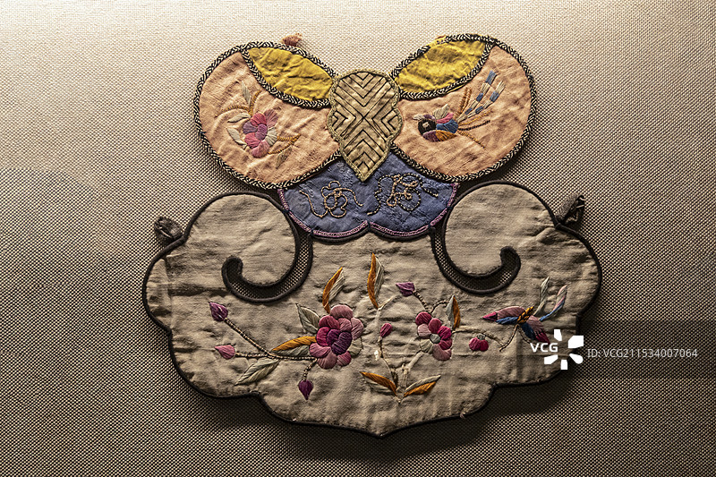 湖北省宜昌市宜昌博物馆“风情三峡”展：儿童口水巾（近现代，2018年长阳土家族自治县资丘镇征集）图片素材