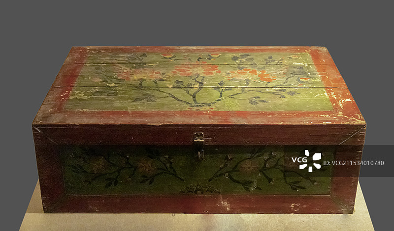 湖北省宜昌市宜昌博物馆“风情三峡”展：皮影木箱（近现代，2018年长阳土家族自治县榔坪镇征集）图片素材